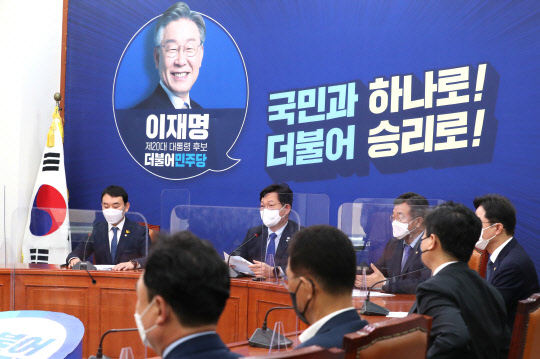 민주당이 1일 국회에서 최고위원회의를 열고 있다. 연합뉴스